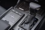 Lexus ES300h 2019 года (UK)